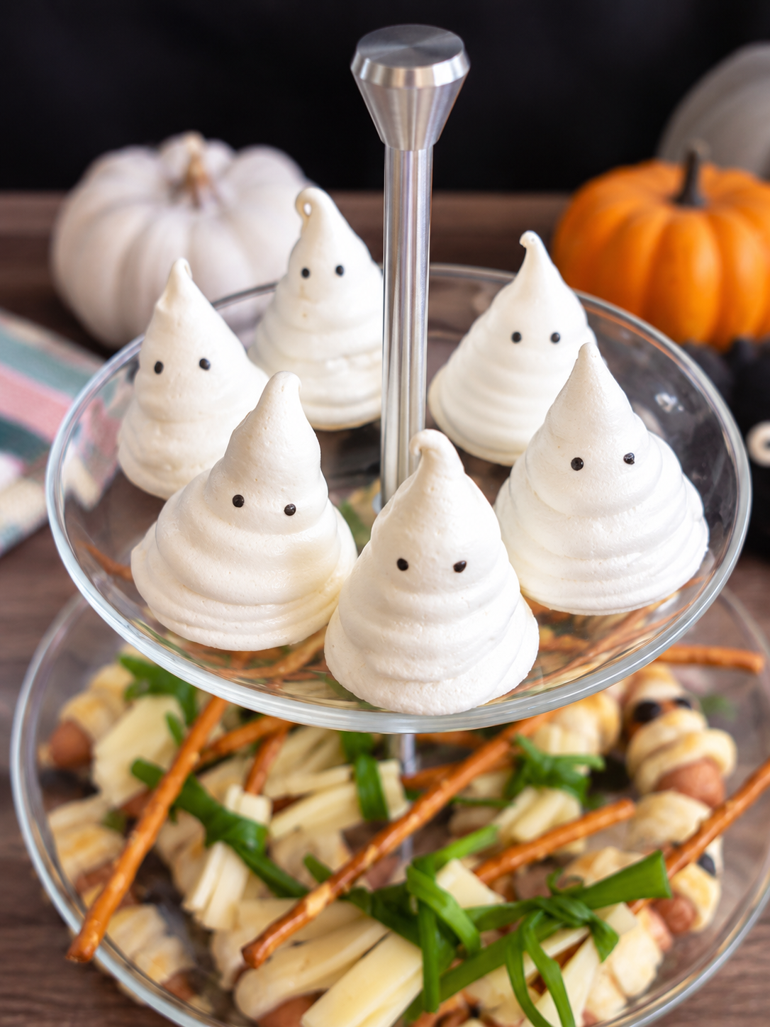 Baiser-Gespenster als einfaches Halloween-Rezept für Kinder