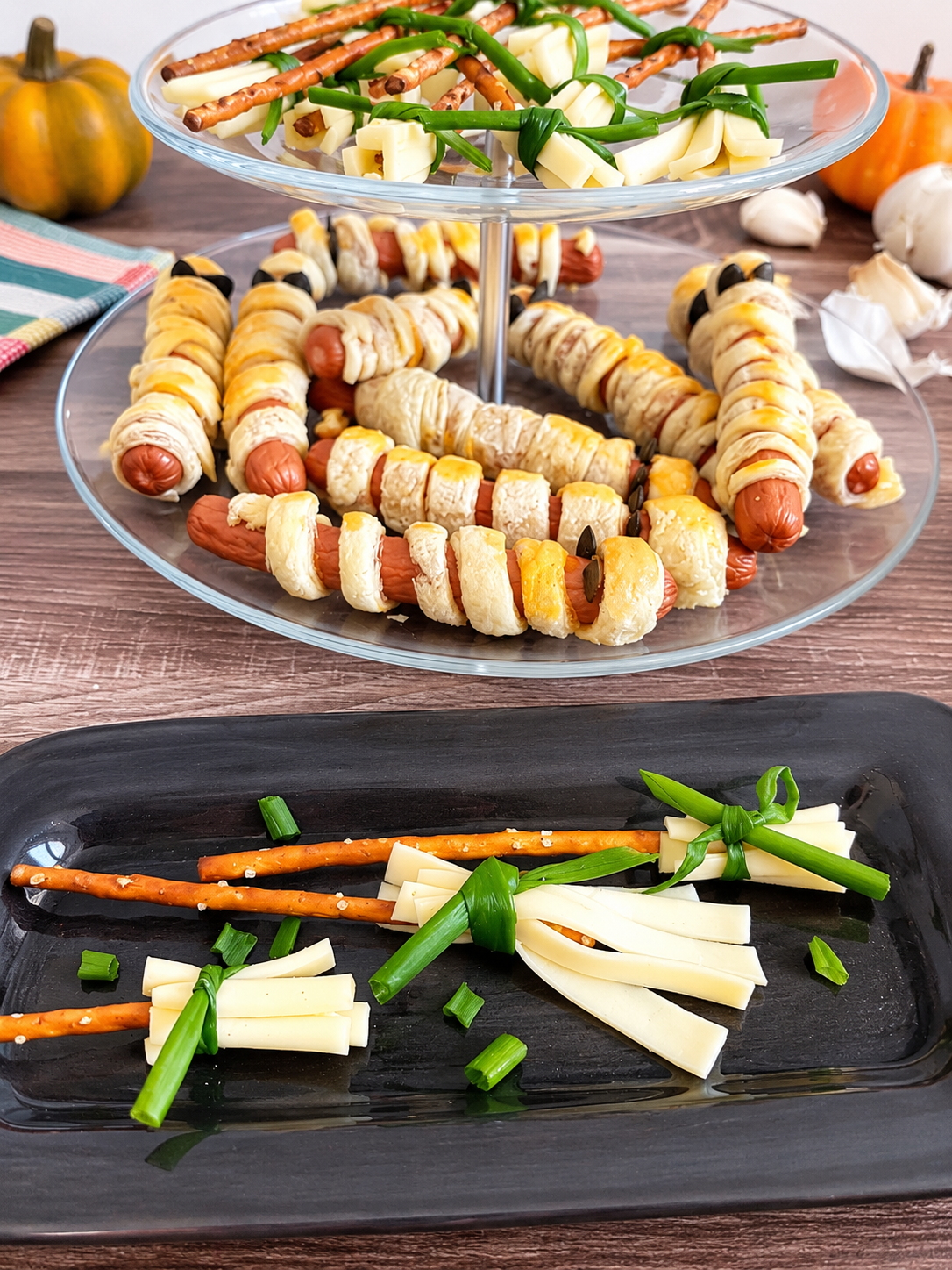 Hexenbesen aus Käse und Salzstangen als Halloween-Snack für Kinder