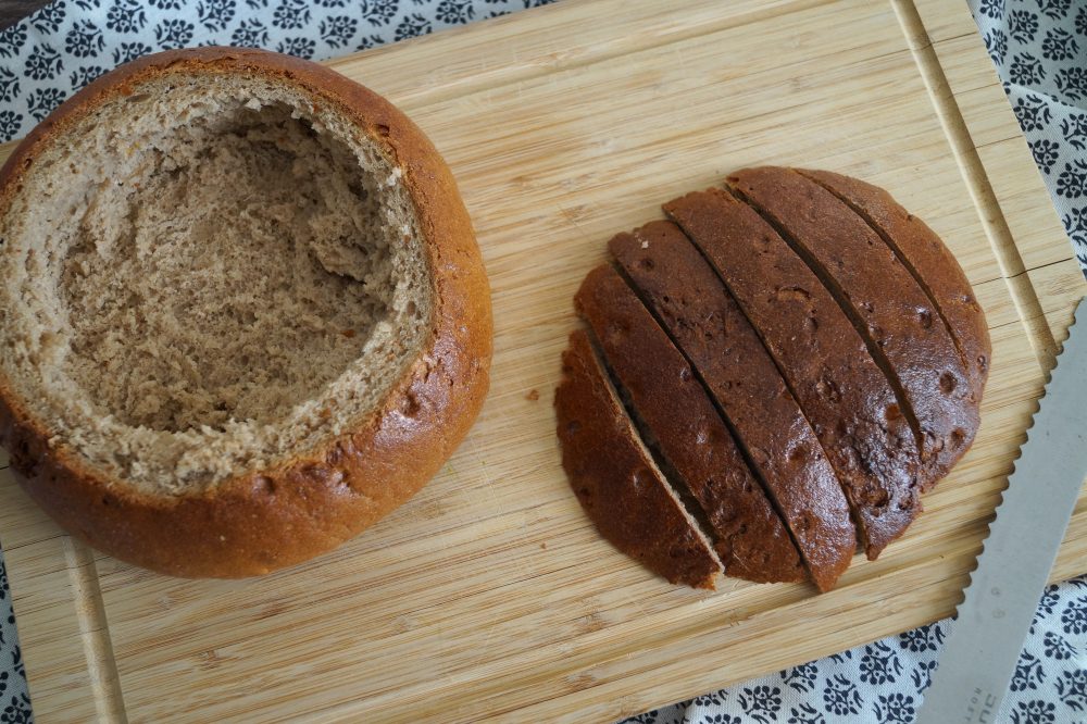 Käsefondue im Brotlaib mit frischen Kräutern aus den YULA Pflanzgefäßen ...
