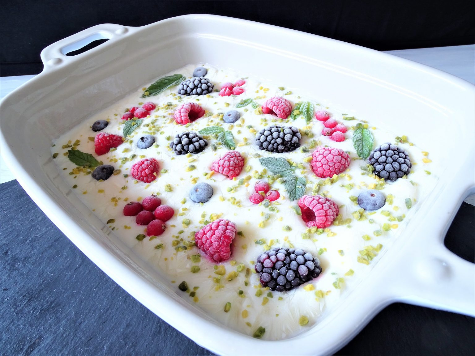 Frozen Yoghurt Bark Low Carb mit Pistazie, Honig und Beeren Pretty You