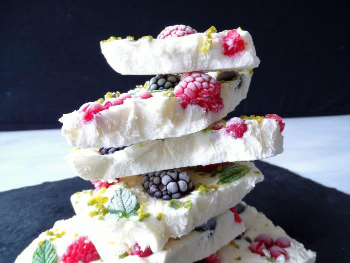 Frozen Yoghurt Bark Low Carb mit Pistazie, Honig und Beeren Pretty You