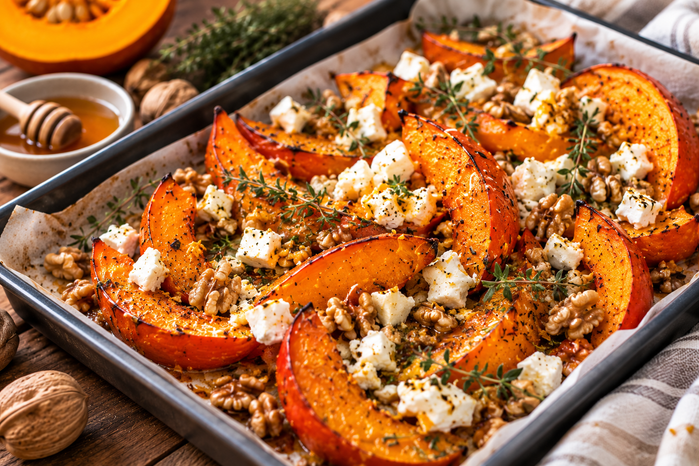 Ofenkürbis mit Feta, Honig, Walnüssen und Thymian