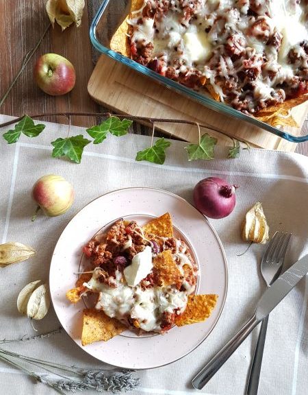 Tortilla-Chips-Auflauf, Nachos überbacken mit Hackfleisch, Käse und feuriger Tomatensauce, Partyrezept mit Tortilla-Chips