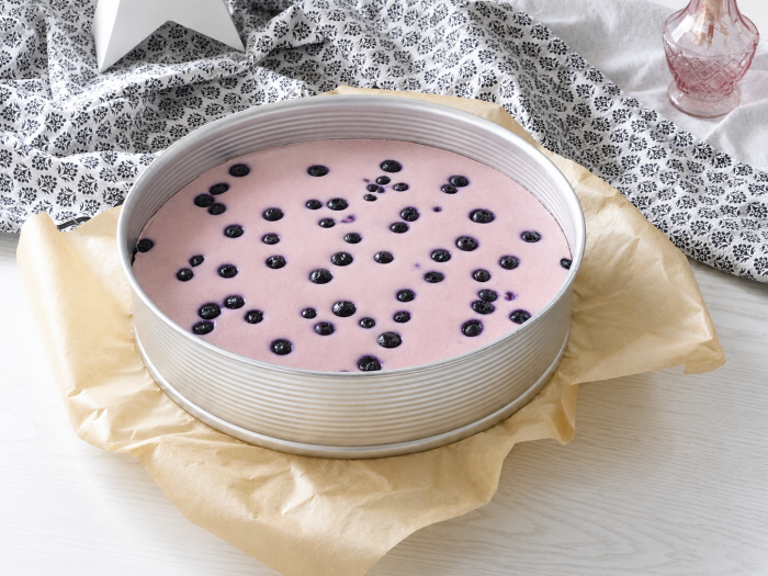 Cremiger Skyrkuchen mit Heidelbeeren ohne Boden gebacken in einer Springform.