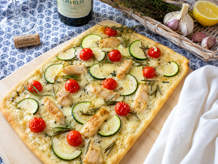 Mediterraner Zucchini-Flammkuchen mit Hähnchen, Tomaten und Kräutern