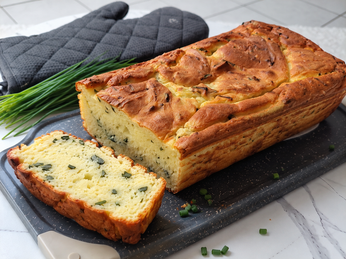 Angeschnittenes Brot ohne Mehl mit Kartoffeln und Quark auf einem Küchenbrett