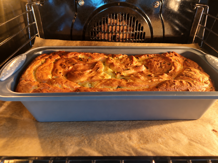 Proteinbrot ohne Mehl beim Backen in einer Kastenform im Backofen